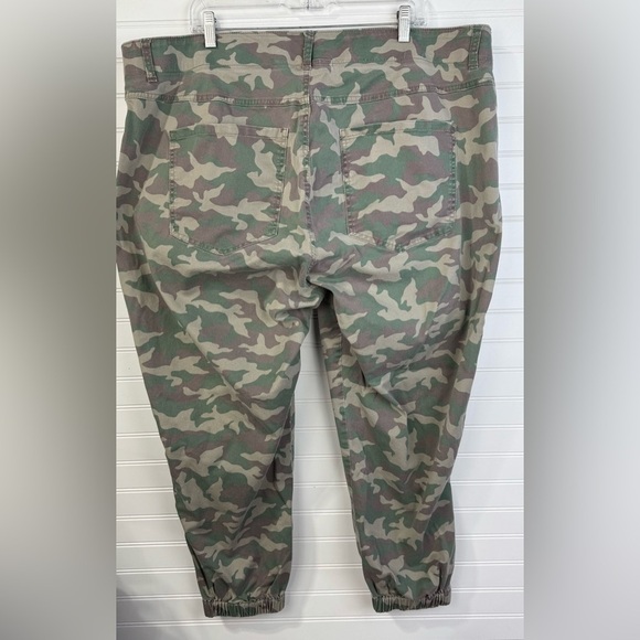 Lane Bryant women’s camo stretch waist ankle zip jogger pant. Size 26. - Picture 2 of 7